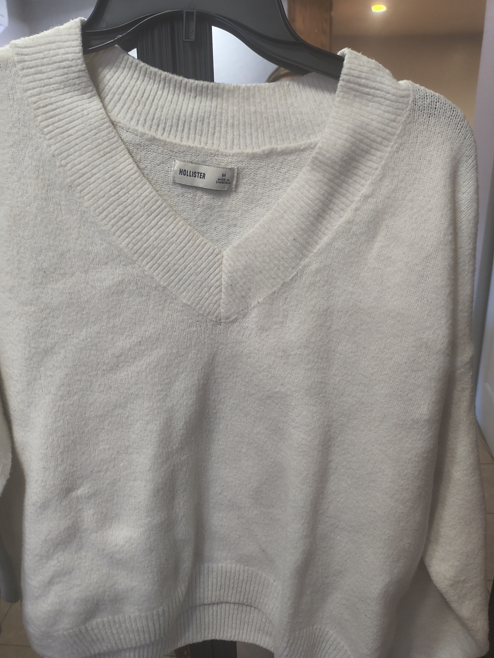 Hollister Men's Cream V-Neck Sweater